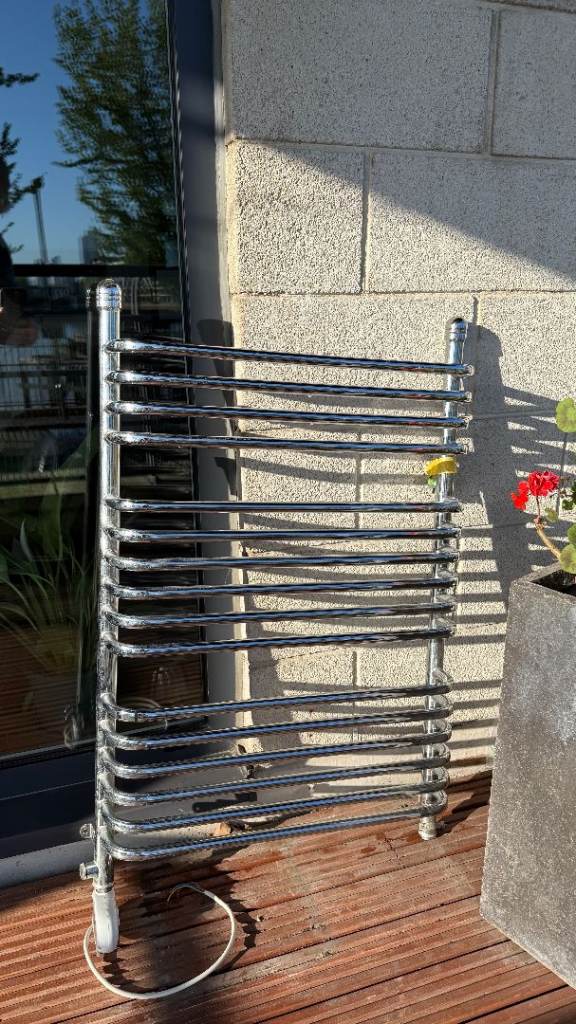 Electric pre-filled towel rail