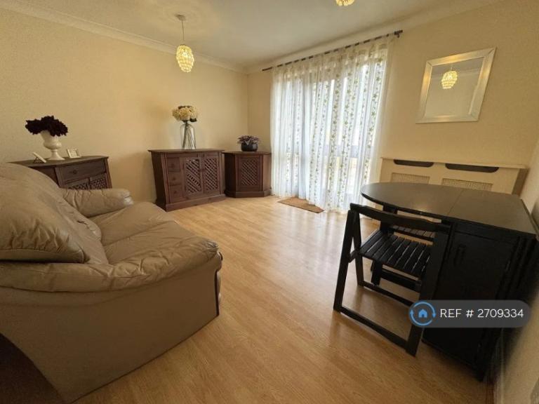 1 bedroom flat in Burges Road, London, E6 (1 bed) (#2709334)
