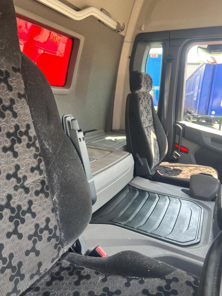 2016 Volvo FM 410 8X4 TIPPER GRAB, ONLY 369,000 , SHEET, REAR SHUTES