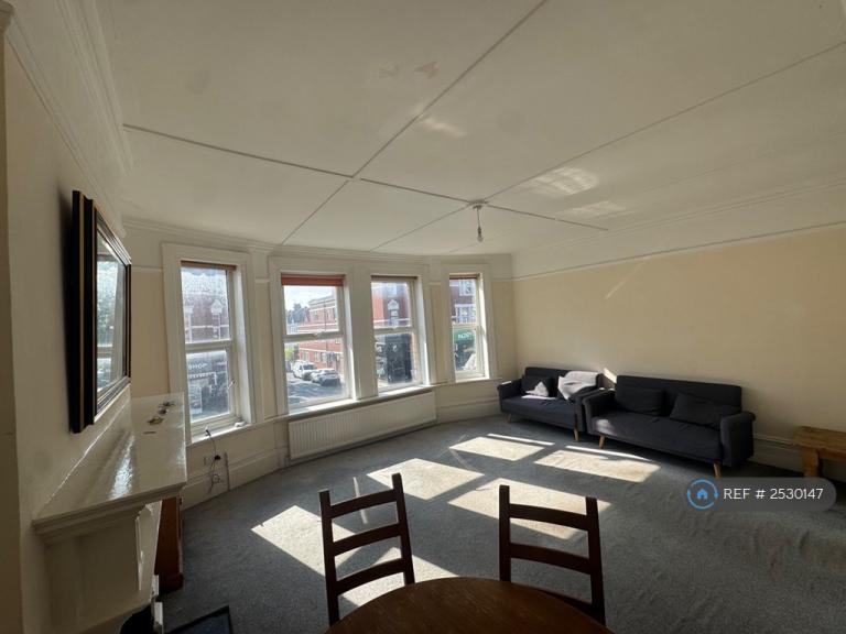 5 bedroom flat in Ballards Lane, London, N3 (5 bed) (#2530147)