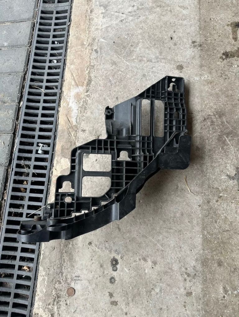 VW GOLF MK6 DRIVER SIDE MOUNT BRACKET 5K0807228