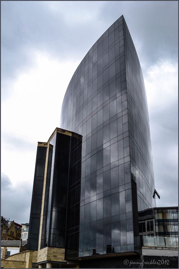 ONE BEDROOM APARTMENT WITH PARKING TO LET BRADFORD CITY CENTRE 