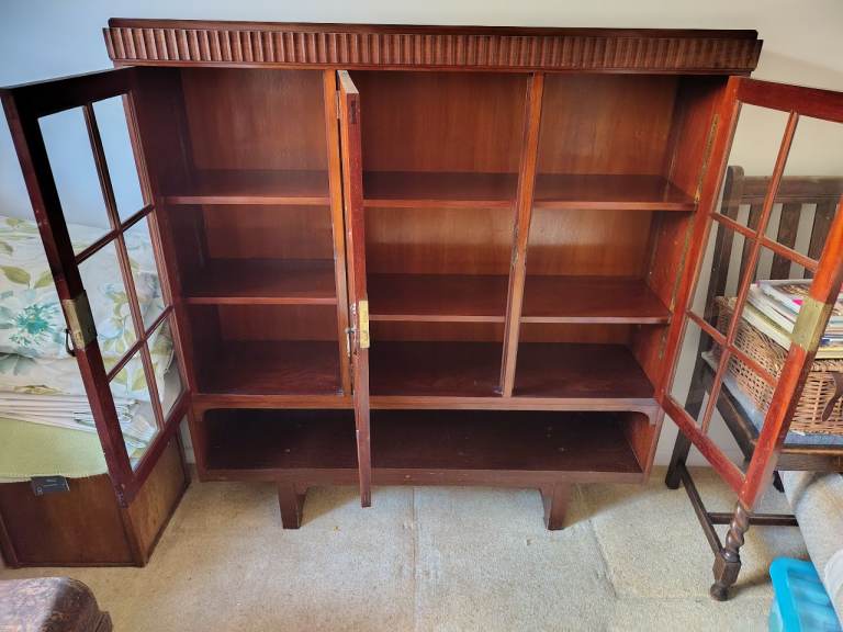 Cabinet for display or storage