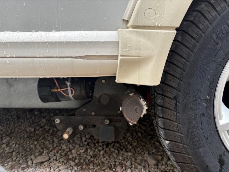  BAILEY UNICORN VIGO - FIXED TRANSVERSE ISLAND BED CARAVAN + MOTORMOVER 