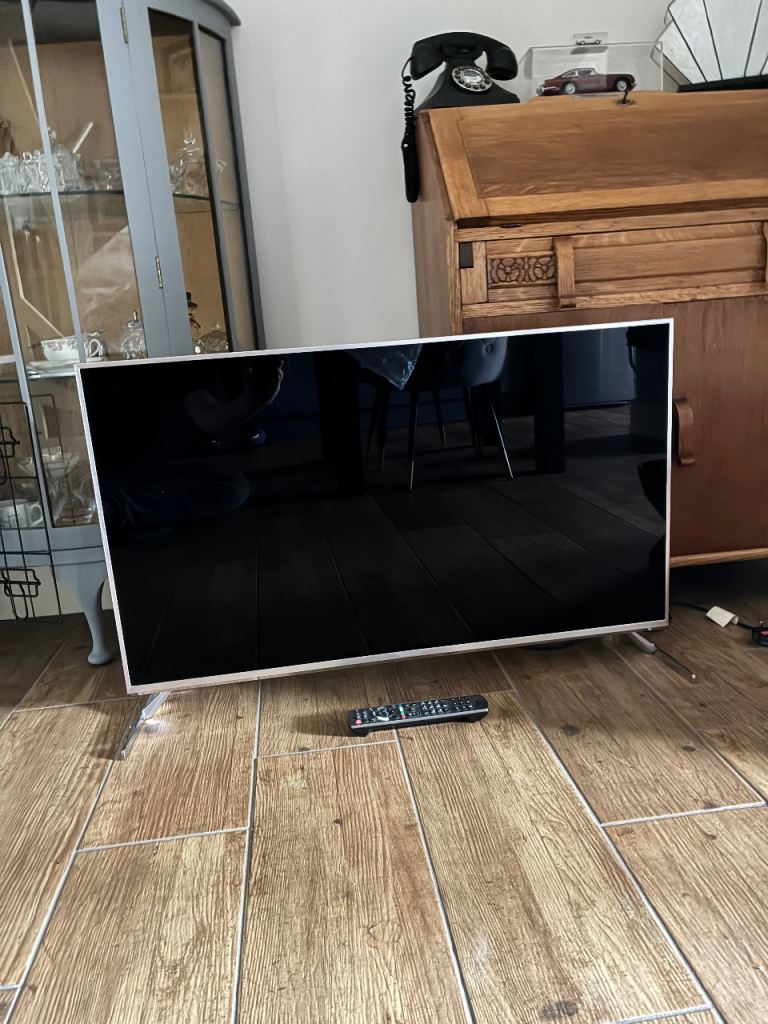 Panasonic  40” TV-40EX700B 4K Ultra HD 