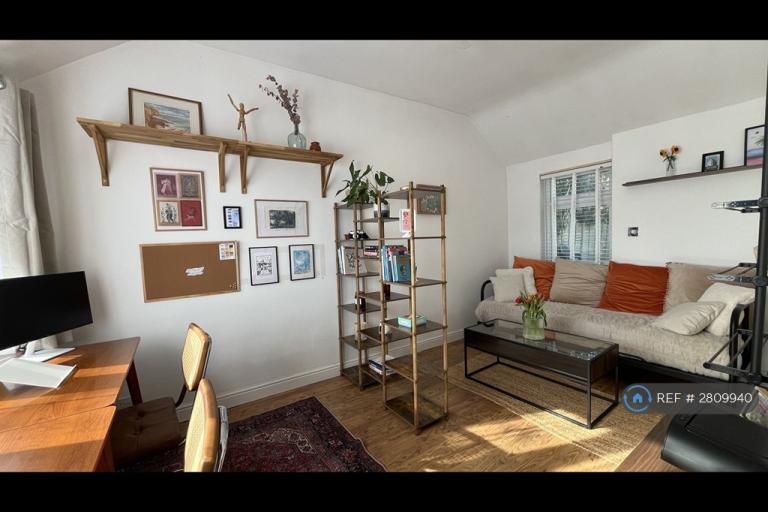 3 bedroom house in Nutter Lane, London, E11 (3 bed) (#2809940)