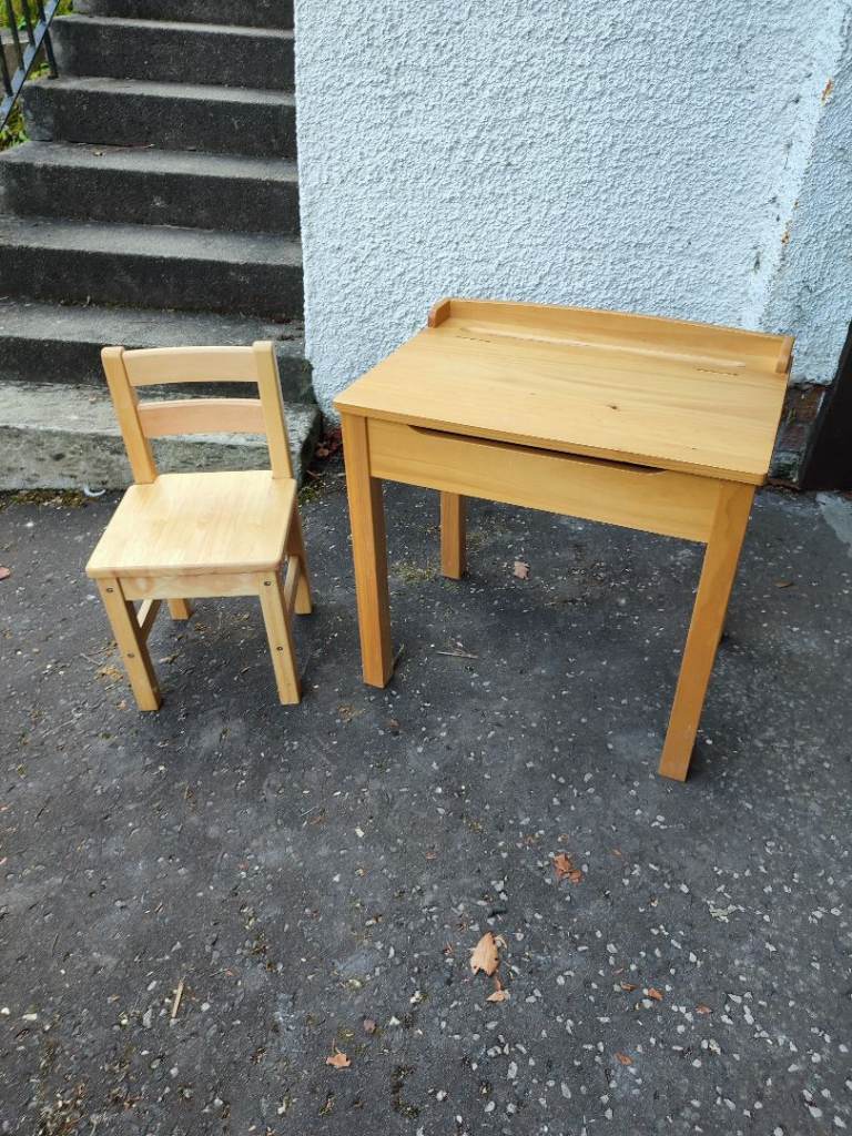 Kids Melissa and Doug Wooden Desk and Chair Set – Good Condition