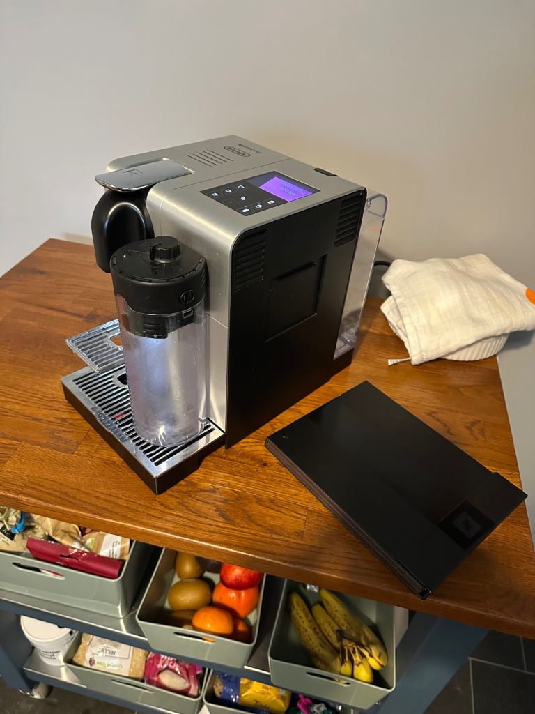 Delonghi Caffe Machine Nespresso As new full kit