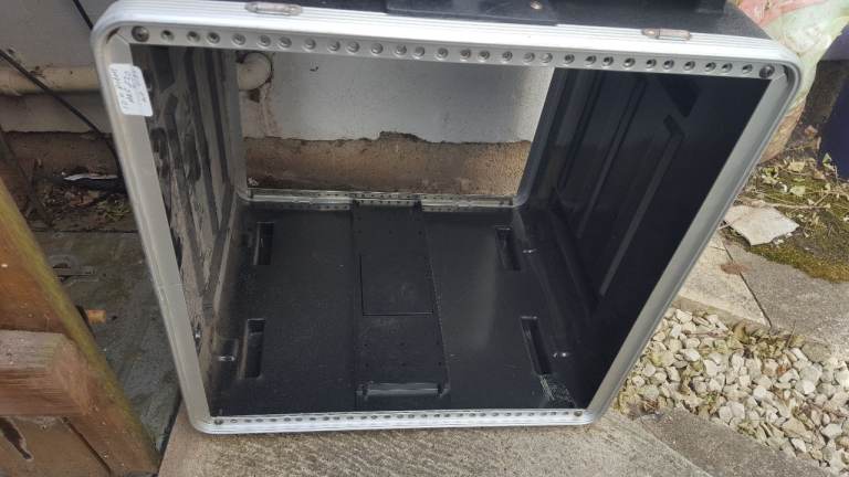 Sturdy Metal Rack Case – Good Condition