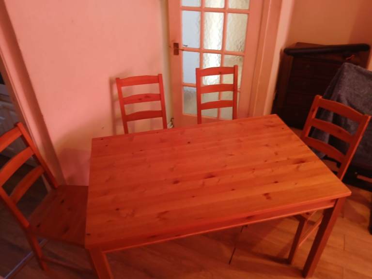 Wooden Dining Table with 4 Matching Chairs – Good Condition