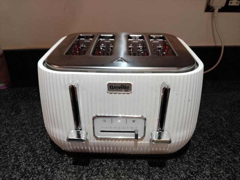 BREVILLE 4-Slice Toaster luxury toaster - White. BRAND NEW!