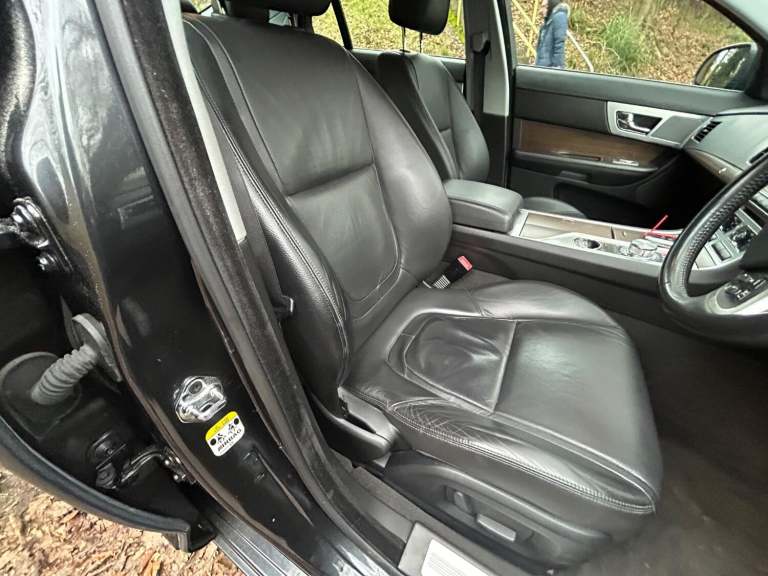 JAGUAR XF 3.0 d V6 240*LUXURY*ONLY73K-Xenons-Nav-BT&amp;Dab-LTHR**Stunning Example