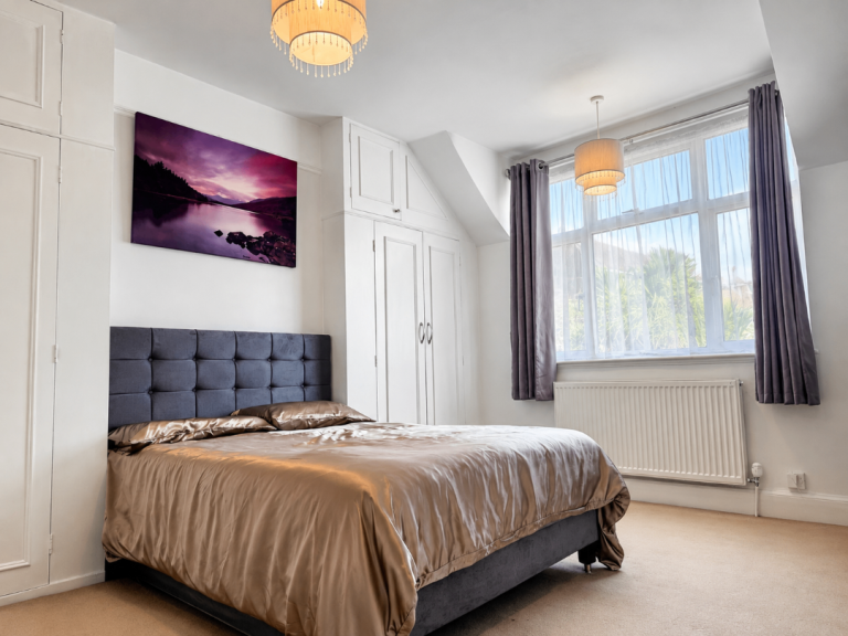 Double room with bathroom 20 mins by train to Victoria