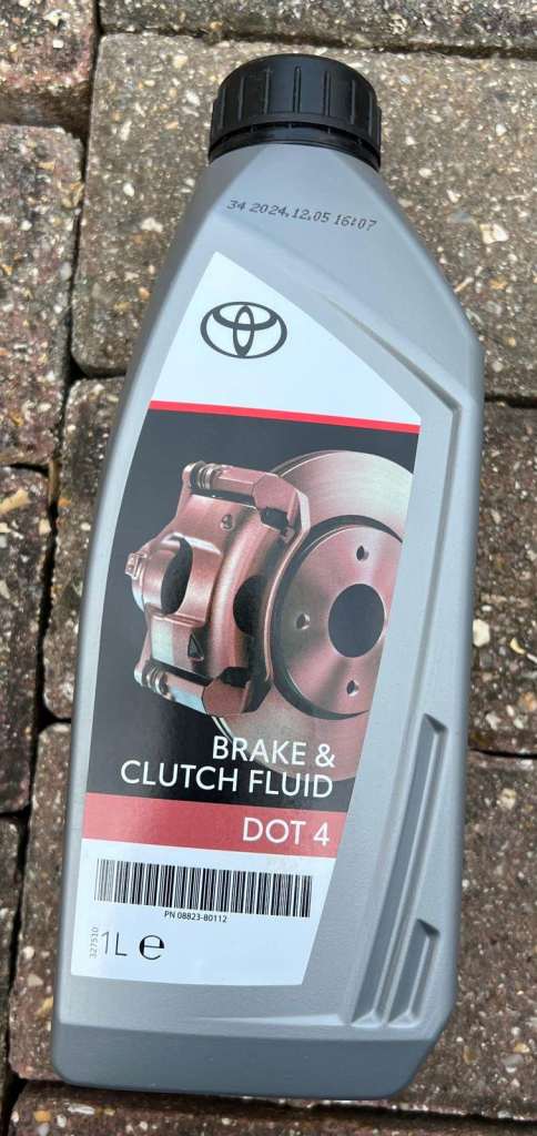 GENUINE TOYOTA BRAKE & CLUTCH FLUID DOt4 