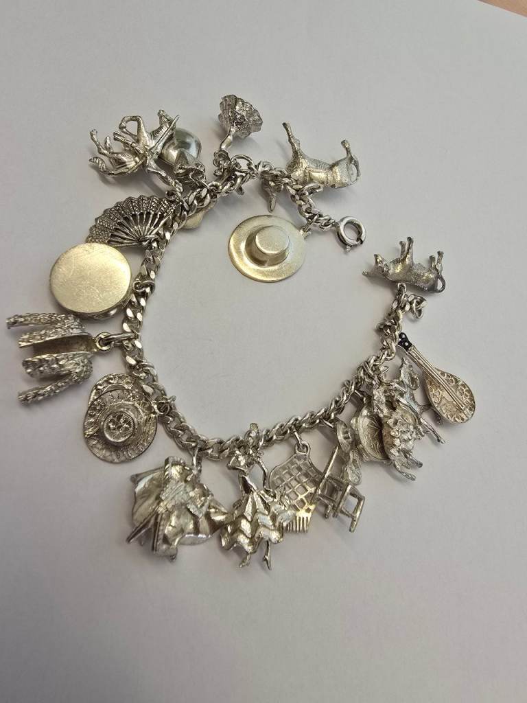 VINTAGE SILVER 7 INCH CHARM BRACELET WITH 19 CHARMS|