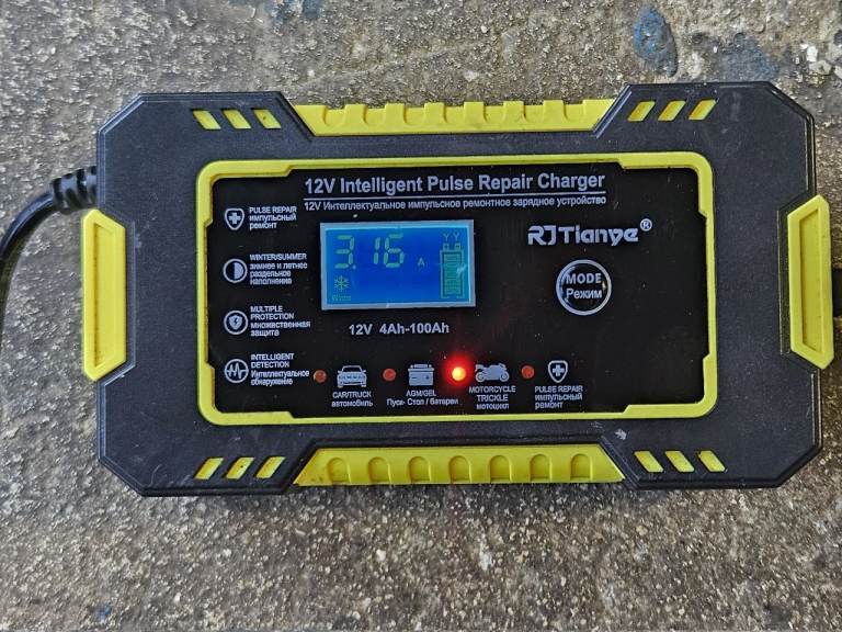 Intelligent, 6 Amp car battery charger.