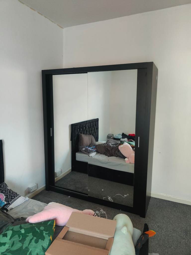 Beautiful brand new sliding door wardrobe 