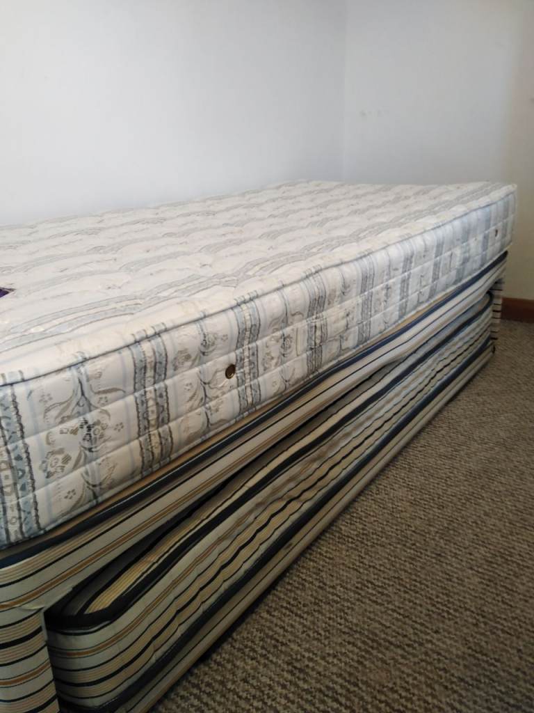 Single bed with trundle bed underneath 