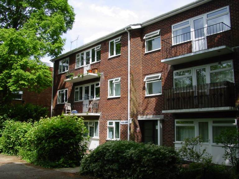 One Bedroom 2nd Floor flat in Bannister Park. Convenient location for City centre & universities
