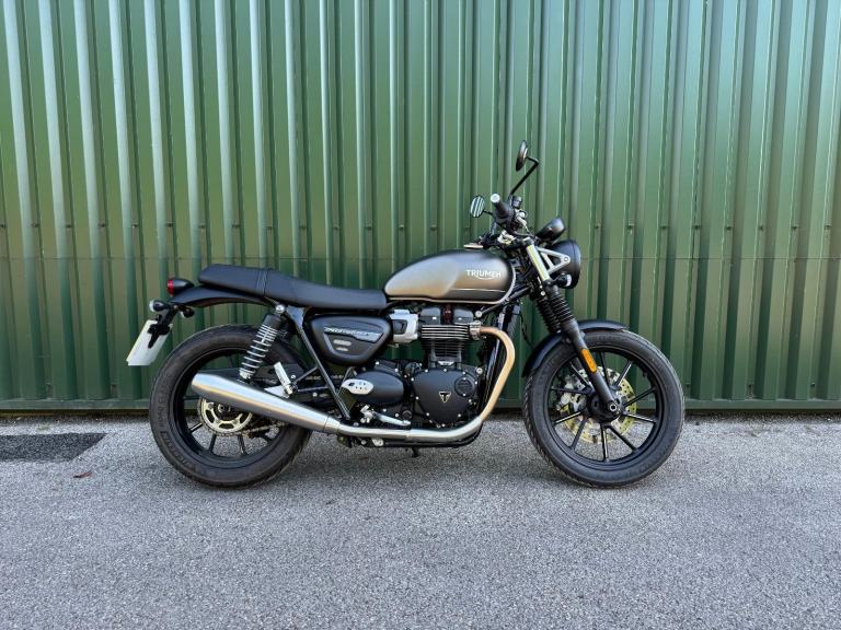 Triumph SPEED TWIN 900 Matt Ironstone 2023 only 1 Owner 1200 Miles Heated Grips