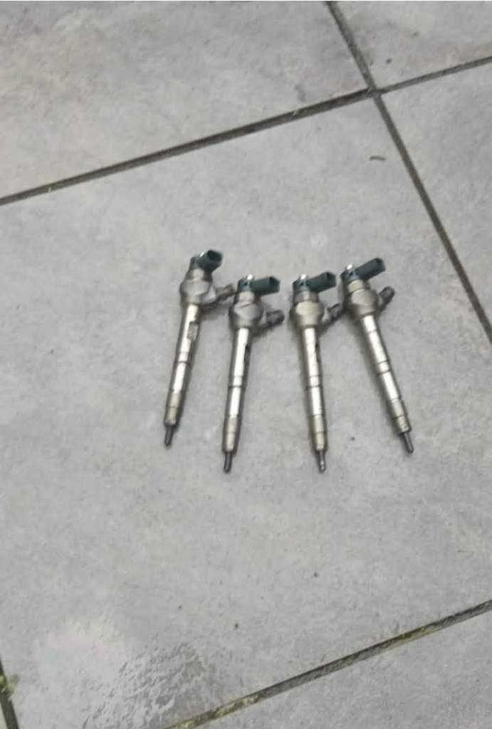 VW Tiguan 2.0 TDI Diesel Fuel Injectors Set of 4 | 04L130277 | Genuine Bosch