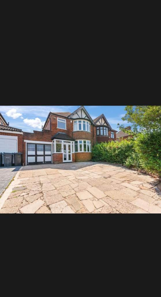 5 bedroom semi detached house with large driveway available to rent 