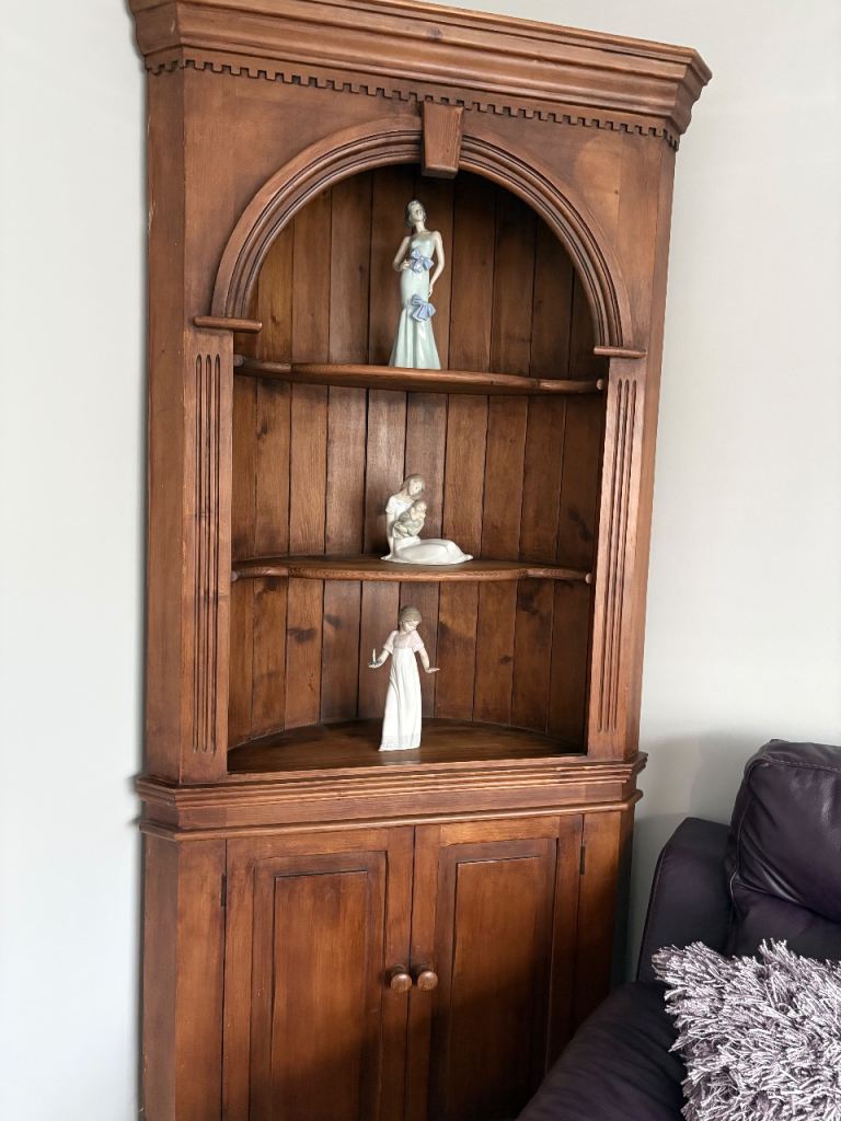 Corner cupboard 
