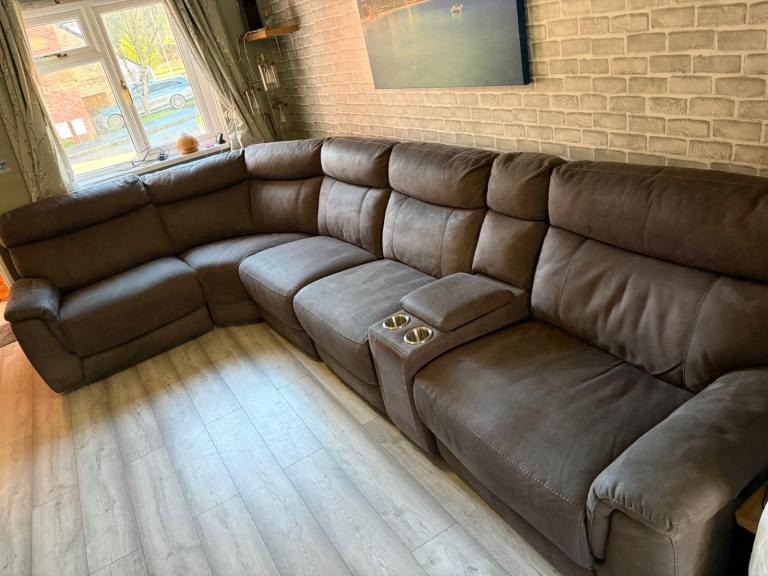 Corner sofa 6 seater with usb ports and 2 power recliners 