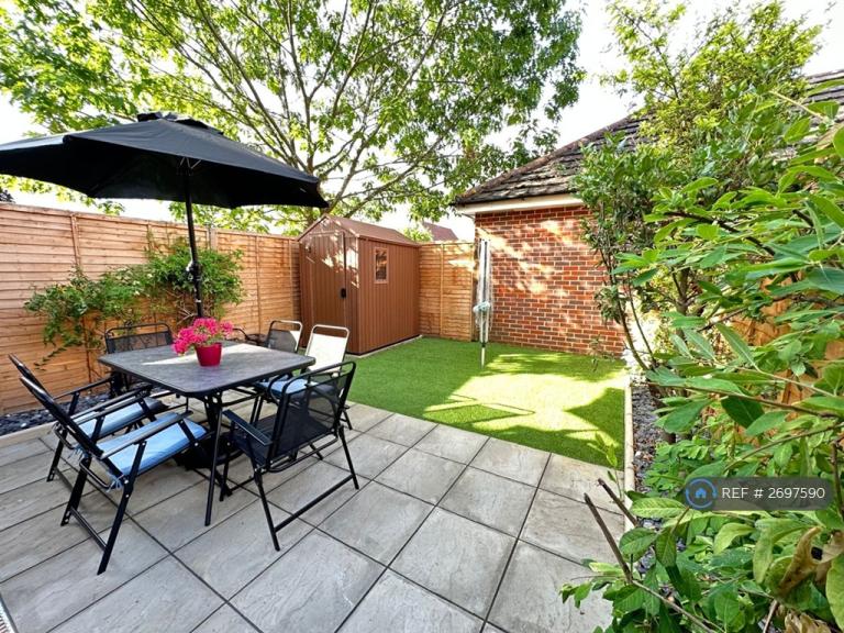 1 bedroom in Lower Green Gardens, Worcester Park, KT4 (#2697590)