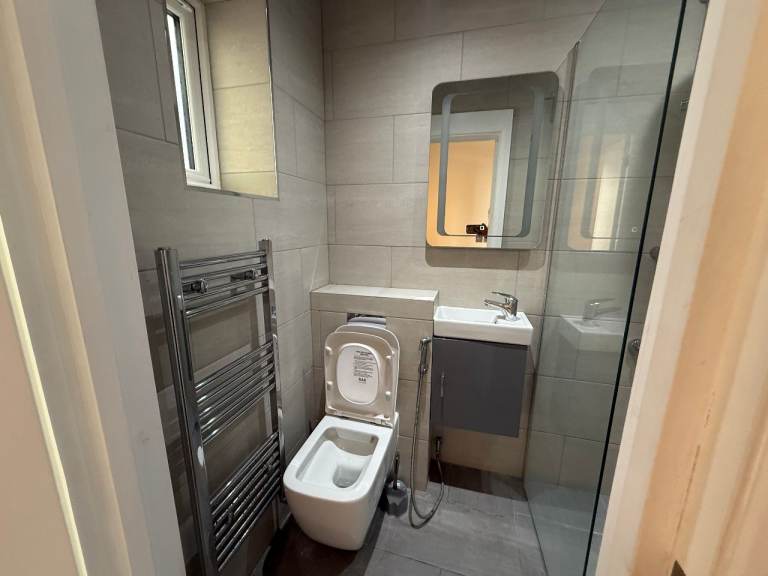 STUDIO IN END OF TERRACED HOUSE AT NORTH HARROW NEAR TO THE STATION
