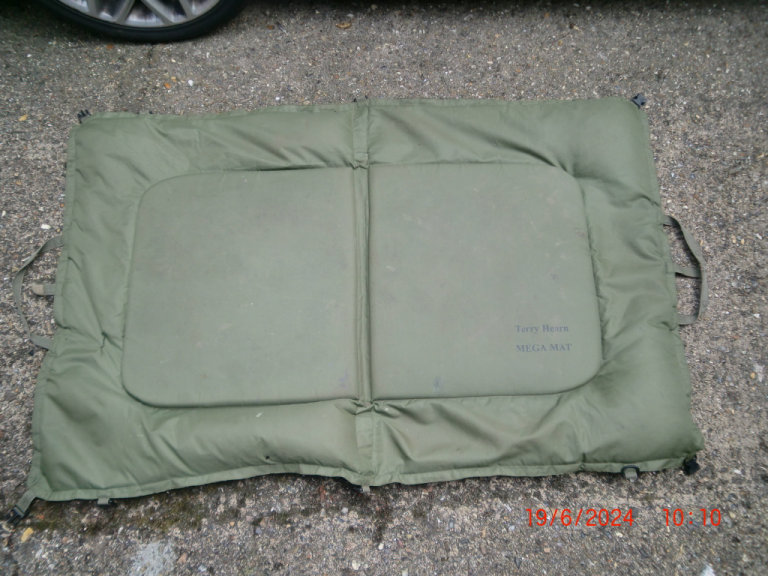 REDUCED – JRC TERRY HEARN XL UNHOOKING MAT, WITH RAISED EDGE, THICK BASE AND VELCRO CARRY HANDLES.  