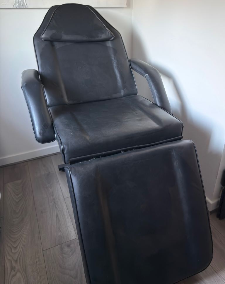 Black Recliner Chair for Beauty Salon or Tattoo , massage Studio – Good Condition