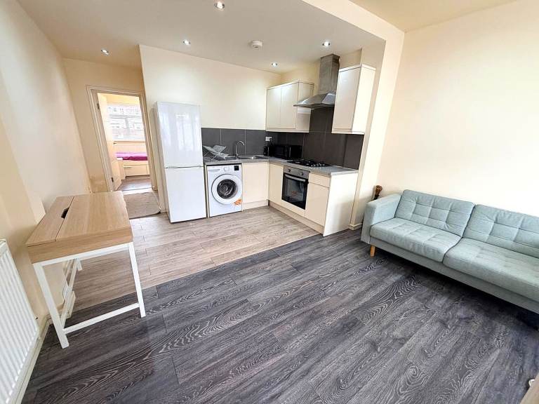 Wonderful Condition Prime Location One bedroom ground floor flat in, Highams Park, Chingford