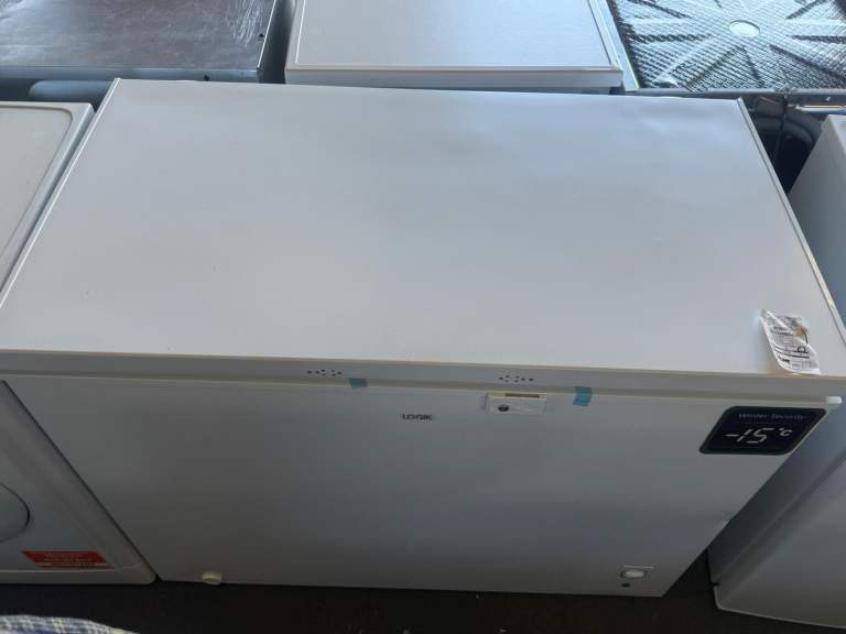 Logik chest freezer 293 litre