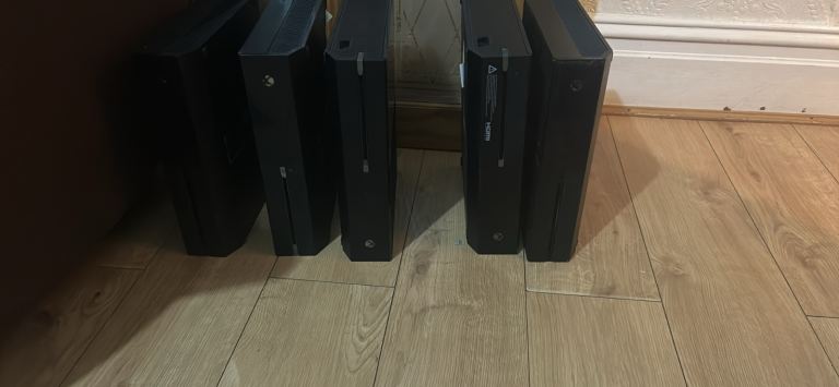 5 faulty Xbox one consoles - disc read error or don’t power on 