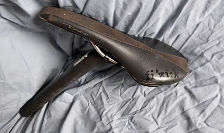 Fi'zz:k Tundra Saddle complete with Barelli  Aluminium Stem
