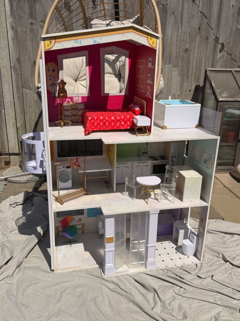 Rainbow High Dolls House with Furniture - Good Condition