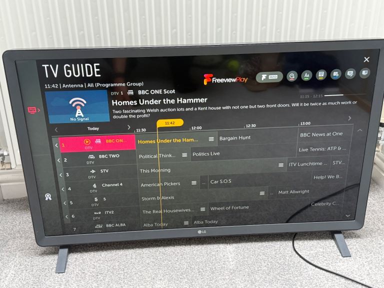 LG 32LK6100PLB Smart TV - 32 Inch, Almost New Condition