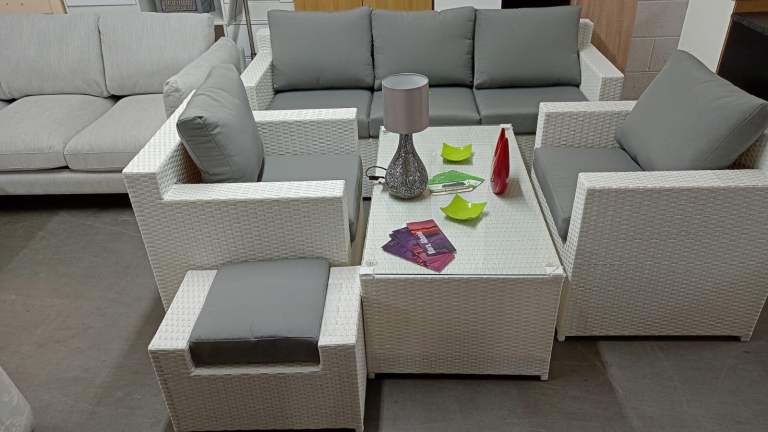 Price Reduced Brand New White 5 piece Garden Set 