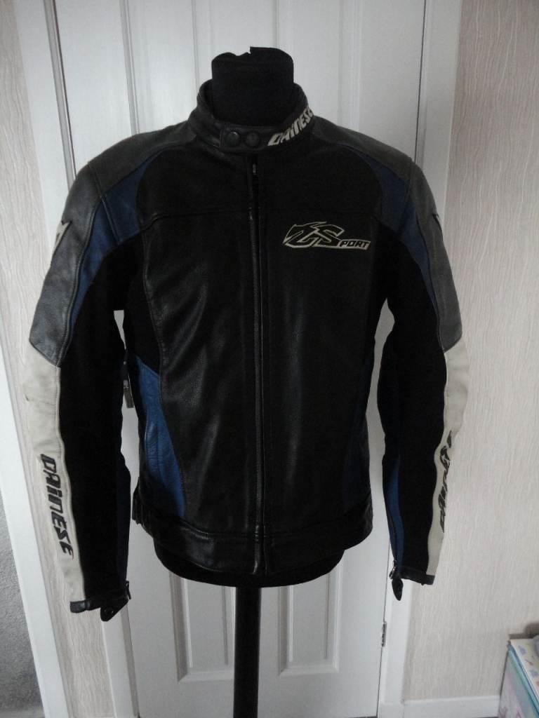 Dainese motorbike leather jacket with elbow and shoulder pads size 44 inch chest 