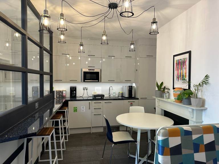 6 Person office in Dalston all inclusive with meeting rooms 