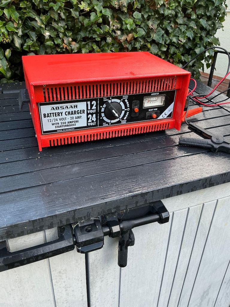 Absaar 12/24 volt H/d battery charger