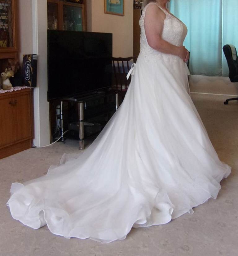 Wedding Ivory dress for sale size UK 18-20/22