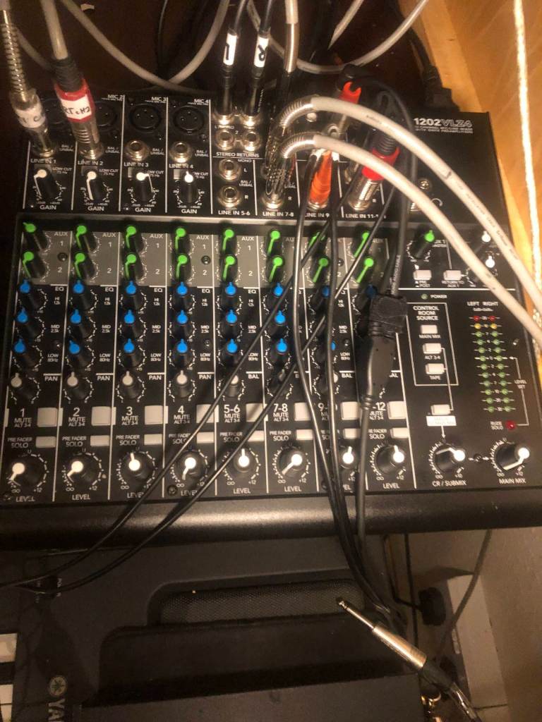 Mackie 1202VLZ4 12-channel compact analogue mixer
