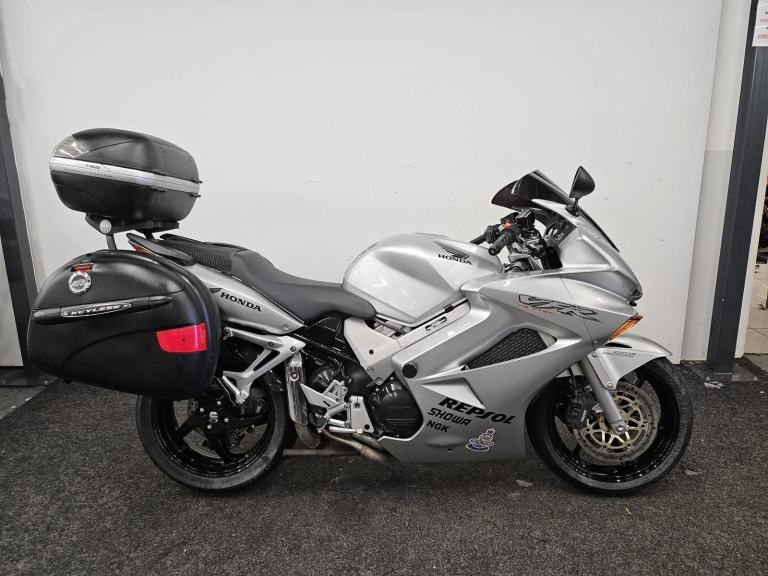 HONDA VFR800 ** FULL LUGGAGE - CENTRE STAND - MOT FEB 2027 ** 