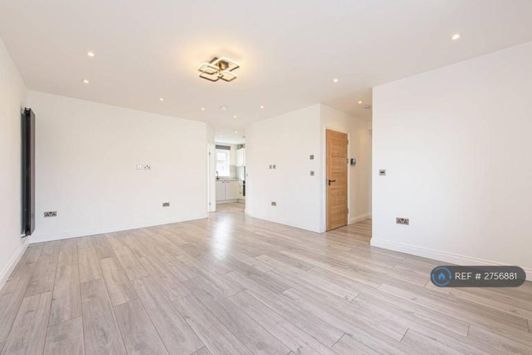 3 bedroom flat in Hervey Close, London, N3 (3 bed) (#2756881)