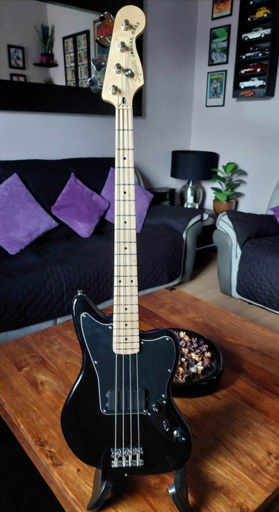 Squier by Fender Affinity Series Electric Jaguar Medium Scale Bass Guitar and Bass Amp