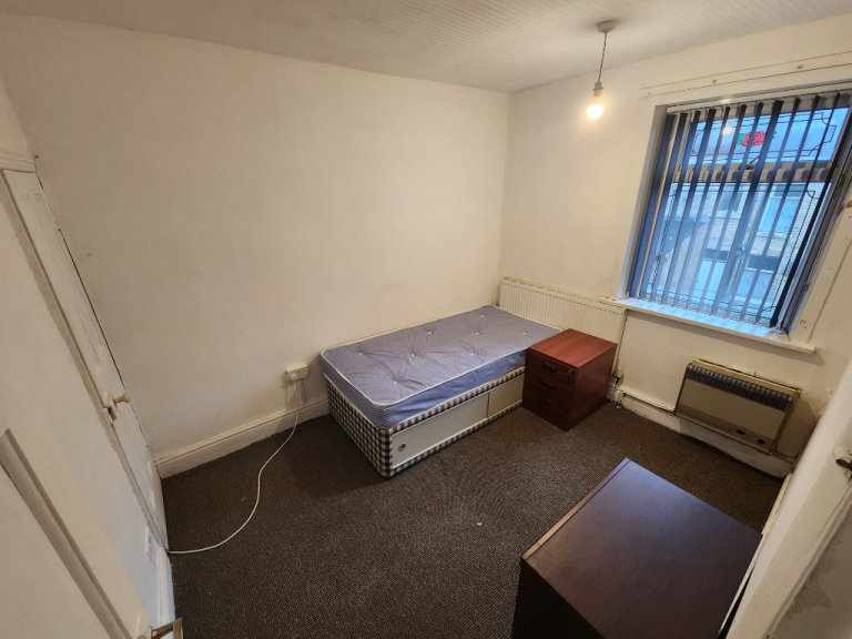 Big Single Room to let, with excellent transport links to Bradford and Leeds Only £80 weekly pay.