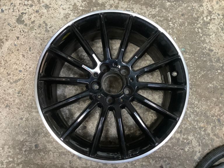 Mercedes 18inch 14 spoke AMG rim.