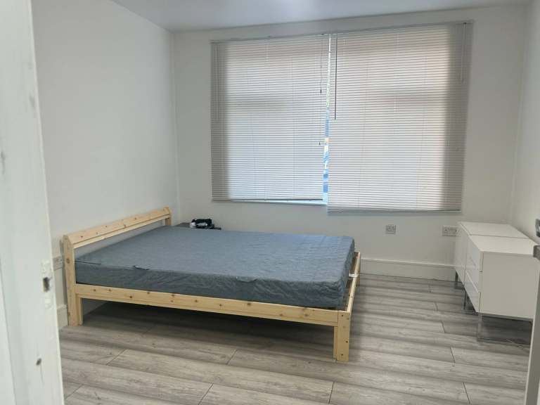 Self Contained Studio Flat in North Circular - DSS Welcome
